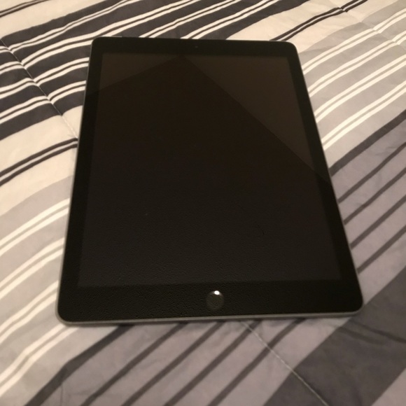 Apple iPad 6th gen - Picture 2 of 3